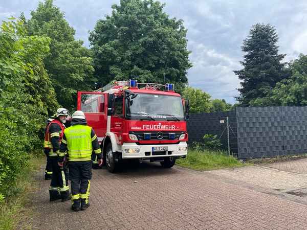FW Hambühren: Unwetter sorgen für Feuerwehreinsätze in Gemeinde Hambühren - Blitzschlag in Wohnhaus endet glimpflich