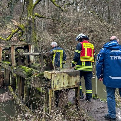 FW Rösrath: Technische Hilfeleistung an der Sülz: Beschädigtes Wehr bedroht Campingplatz