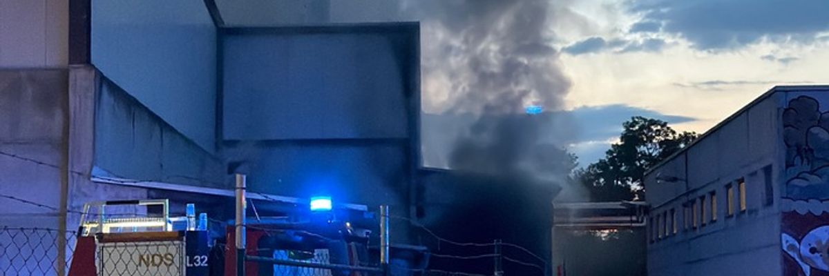 FW Dresden: Nächtliche Brandeinsätze: Brand in einem Heizkraftwerk und Brand eines Containers