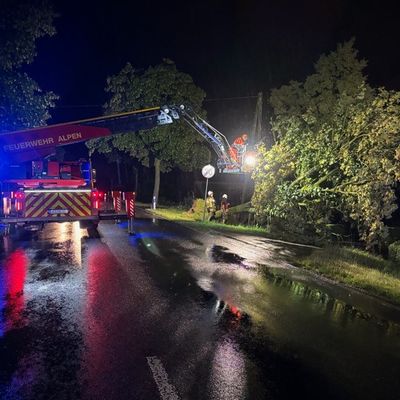 FW Alpen: Unwetterschäden fordern die Feuerwehr Alpen zum Tagesstart