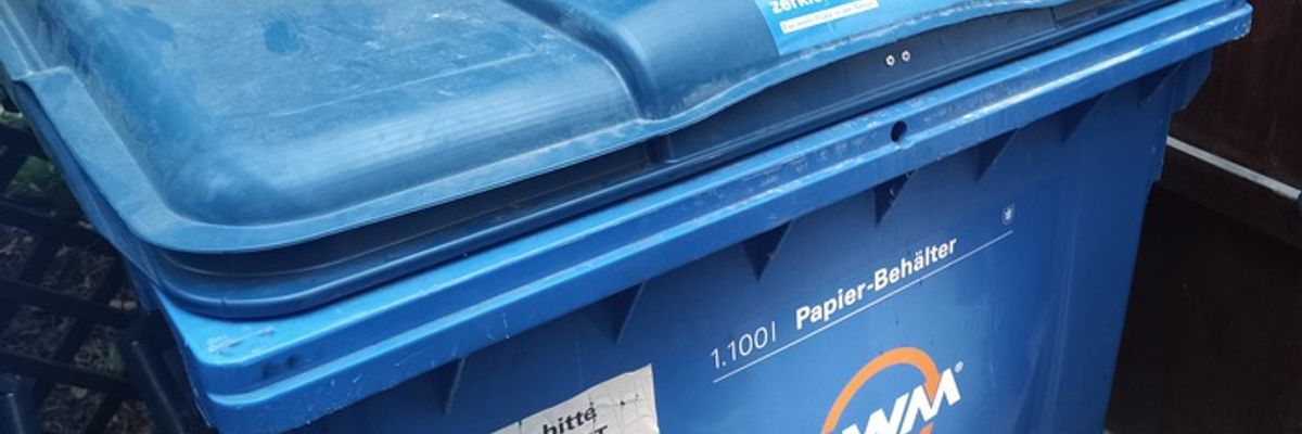FW-M: Kind in Papiercontainer gefangen (Sendling)