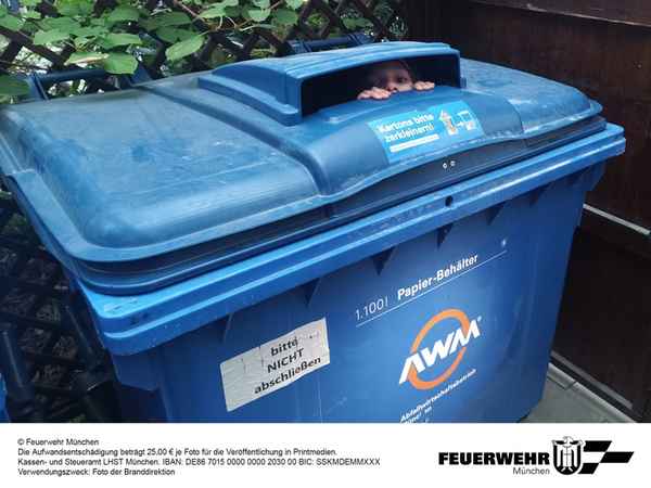 FW-M: Kind in Papiercontainer gefangen (Sendling)