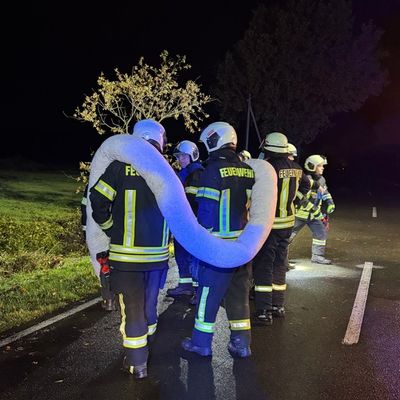 FW-AUR: Betriebsstoffe aus überschlagenem PKW ausgetreten
