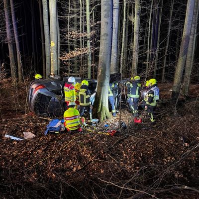FW Wenden: Verkehrsunfall mit einer eingeklemmten Person auf der L512 im Bereich Wenden-Löffelberg