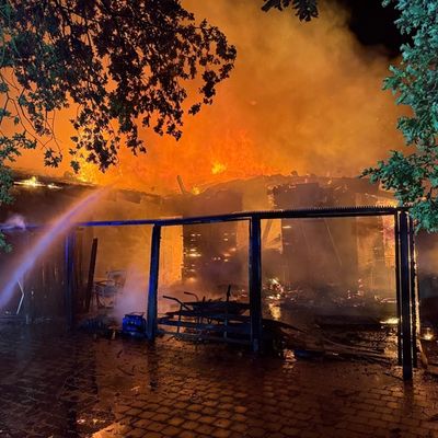 FW Speyer: Gaststätte in Speyer brennt vollständig aus - 84 Einsatzkräfte im Einsatz
