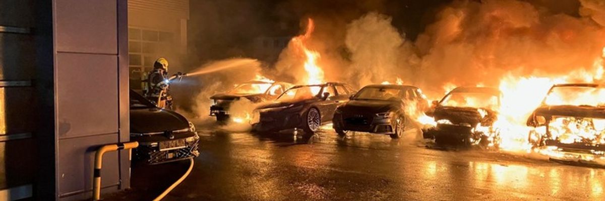 FW-OB: Zehn PKW brannten auf dem Gelände eines Autohauses