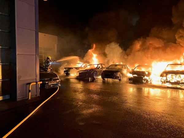 FW-OB: Zehn PKW brannten auf dem Gelände eines Autohauses