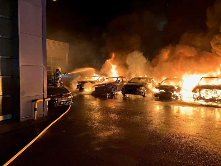 FW-OB: Zehn PKW brannten auf dem Gelände eines Autohauses