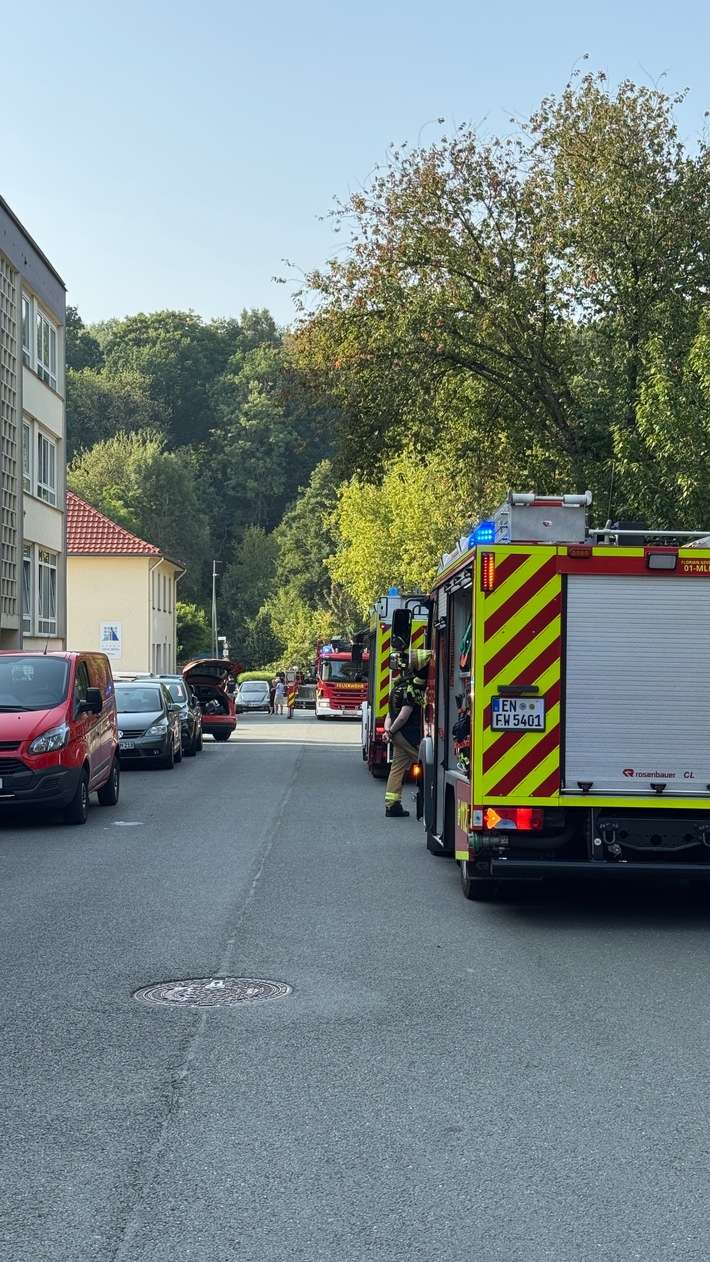 FW-EN: Menschenrettung bei Gebäudebrand und zwei Paralleleinsätze