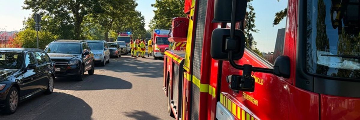 FW-DT: Brand in einem Industriebetrieb - mehrere Personen ins Klinikum transportiert
