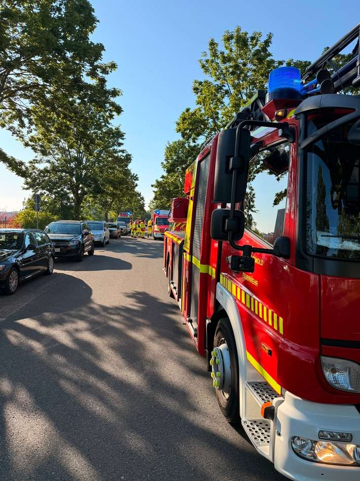 FW-DT: Brand in einem Industriebetrieb - mehrere Personen ins Klinikum transportiert