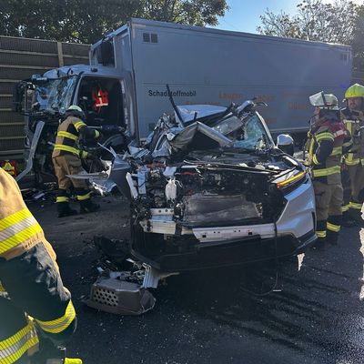 FW-NE: Schwerer Verkehrsunfall auf der A57 | LKW-Fahrer aus Fahrerhaus befreit | Ersthelfer verhalten sich vorbildlich