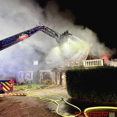 FW-RE: Massiver Wohnungsbrand - eine schwerstverletzte Person durch Kräfte der Feuerwehr gerettet