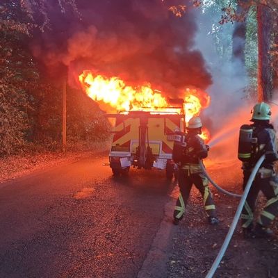 FW Bocholt: Fahrzeugbrand auf der Schloßallee - Feuerwehr Bocholt im Einsatz