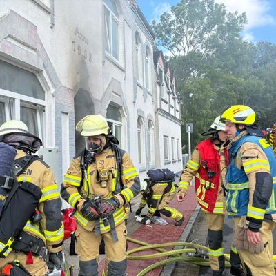 FW Bremerhaven: Feuer in Mehrfamilienhaus, Kellerbrand