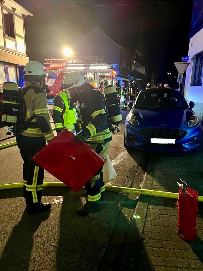FW-OE: Nächtlicher Brandeinsatz in Elspe