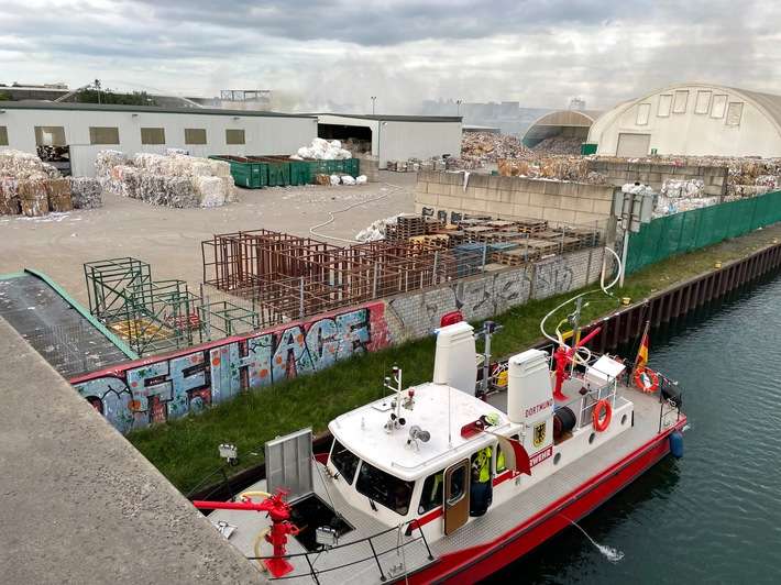 FW-DO: Brand bei einem Recyclingbetrieb im Dortmunder Hafen