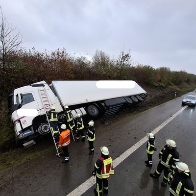 FW-ROW: Verkehrsunfall auf der A1 - Feuerwehr und Rettungsdienst im Einsatz
