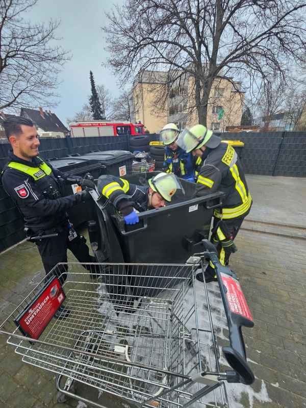 FW Celle: Manchmal steigen wir auch in die Tonne - ausgelöster Rauchmelder!