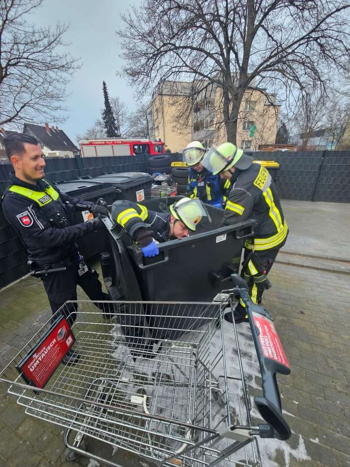 FW Celle: Manchmal steigen wir auch in die Tonne - ausgelöster Rauchmelder!