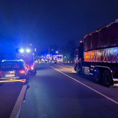 FW Düren: Verkehrsunfall auf der B264 bei Derichsweiler - eine Person eingeschlossen, drei Verletzte