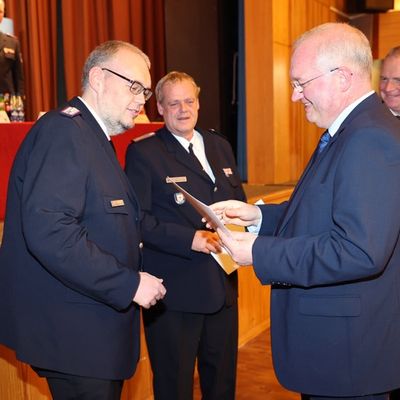 FW-Stormarn: Mitgliederversammlung: Thomas Proß von der Feuerwehr Poggensee mit dem deutschen Feuerwehr-Ehrenkreuz in Silber ausgezeichnet