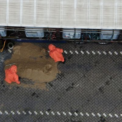 FW Lehrte: Auslaufende Flüssigkeit sorgt für Großeinsatz auf dem Rastplatz Röhrse an A2