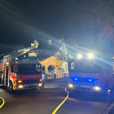 FW-NE: Wohnungsbrand am 24.12.2025 in einem Mehrfamilienhaus greift auf Dachstuhl über. Mehrere Personen über tragbare Leitern gerettet.
