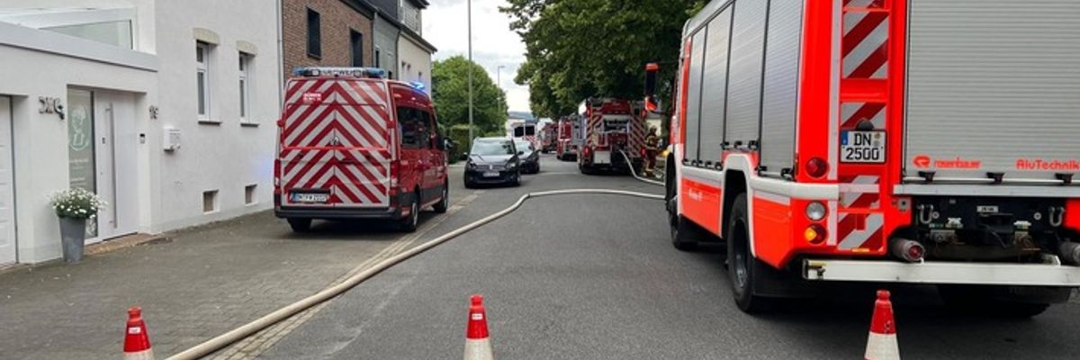 FW Düren: Brand auf Balkon greift auf Dach über - Feuerwehr Düren verhindert Schlimmeres