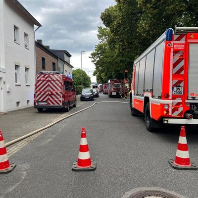 FW Düren: Brand auf Balkon greift auf Dach über - Feuerwehr Düren verhindert Schlimmeres