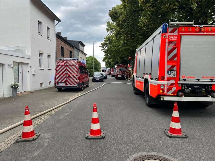 FW Düren: Brand auf Balkon greift auf Dach über - Feuerwehr Düren verhindert Schlimmeres