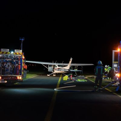 FW-AR: Verunglücktes Kleinflugzeug auf dem Rollfeld des Flugplatzes Arnsberg-Menden