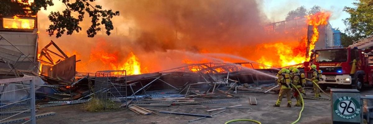 FW Hannover: Großbrand einer Turnhalle in Hannover-Misburg