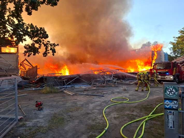 FW Hannover: Großbrand einer Turnhalle in Hannover-Misburg