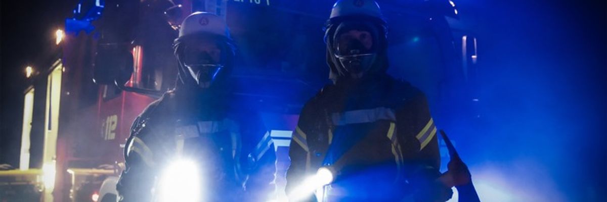 FFW Schwalmtal: Feuerwehr löscht Wohnungsbrand unter Polizeischutz in Amern