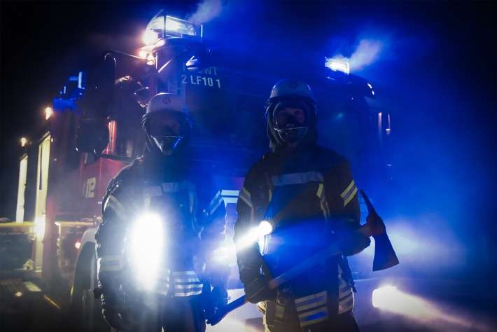FFW Schwalmtal: Feuerwehr löscht Wohnungsbrand unter Polizeischutz in Amern