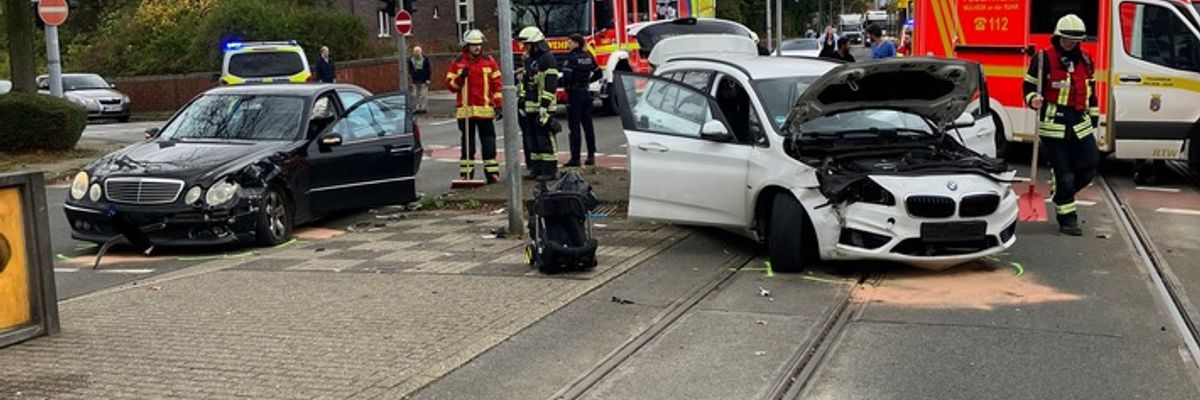 FW-MH: Verkehrsunfall Aktienstraße/ Mellinghofer Straße - drei verletzte Personen