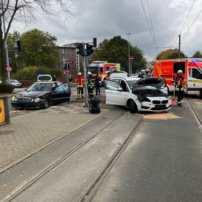 FW-MH: Verkehrsunfall Aktienstraße/ Mellinghofer Straße - drei verletzte Personen