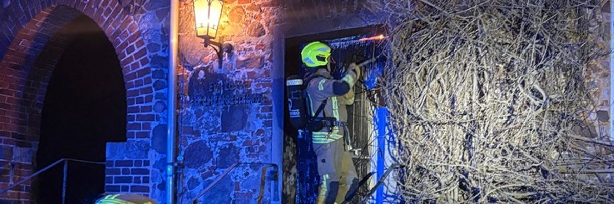 FW-OLL: Feuer vor der Tür: Schnelles Eingreifen bewahrt Gemeindehaus vor Vollbrand