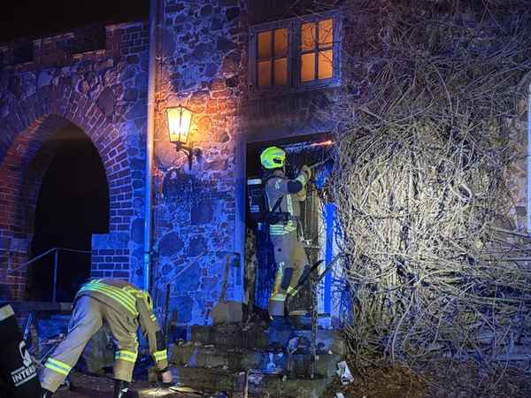 FW-OLL: Feuer vor der Tür: Schnelles Eingreifen bewahrt Gemeindehaus vor Vollbrand