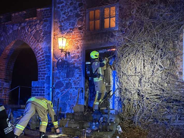 FW-OLL: Feuer vor der Tür: Schnelles Eingreifen bewahrt Gemeindehaus vor Vollbrand
