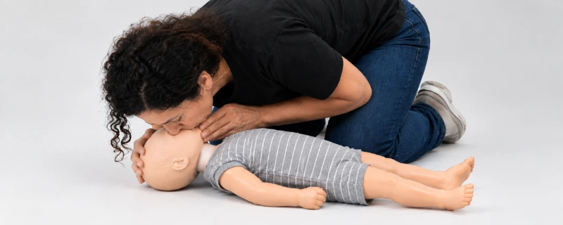 QCPR-Feedback per App - Baby-Reanimationspuppe mieten – Laerdal Little Baby QCPR