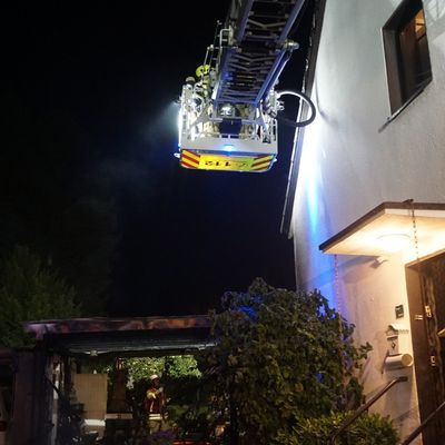 FW Ratingen: Carportbrand in Ratingen-Lintorf