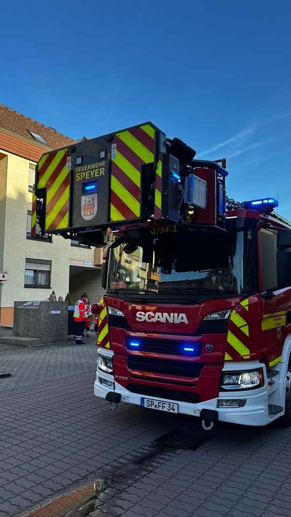 FW Speyer: Küchenbrand in der Straße "Zum Weidentor" - drei Verletzte