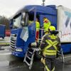 FW Hünxe: Lkw-Fahrer aus Fahrerhaus gerettet