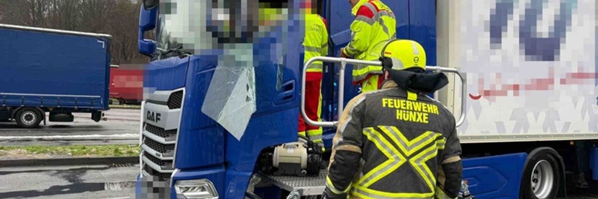 FW Hünxe: Lkw-Fahrer aus Fahrerhaus gerettet