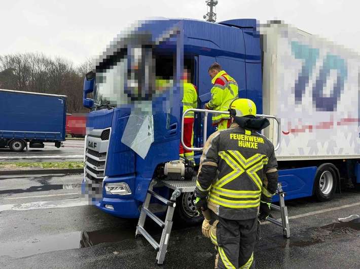 FW Hünxe: Lkw-Fahrer aus Fahrerhaus gerettet