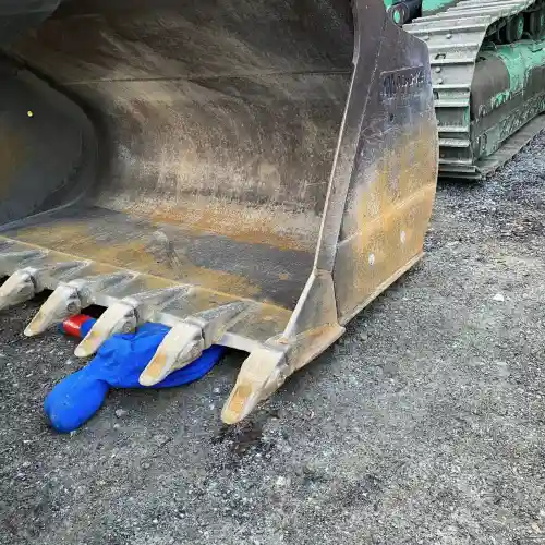 Titlebild: Eingeklemmte Person unter Baggerlöffel