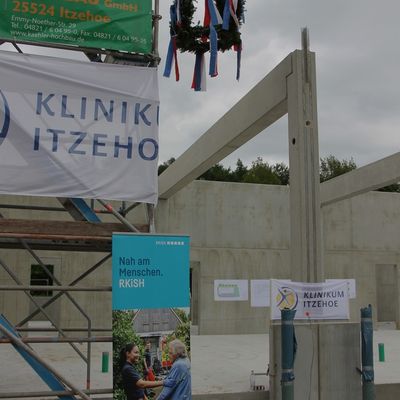RKiSH: Richtfest für neue Rettungswache Nordoe: Klinikum Itzehoe und RKiSH stärken die Notfallversorgung der Region Rohbau steht nach weniger als fünf Monaten Bauzeit | Einzug für Dezember 2026 geplant