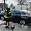 FW-AUR: Kleinkind aus geparktem PKW befreit